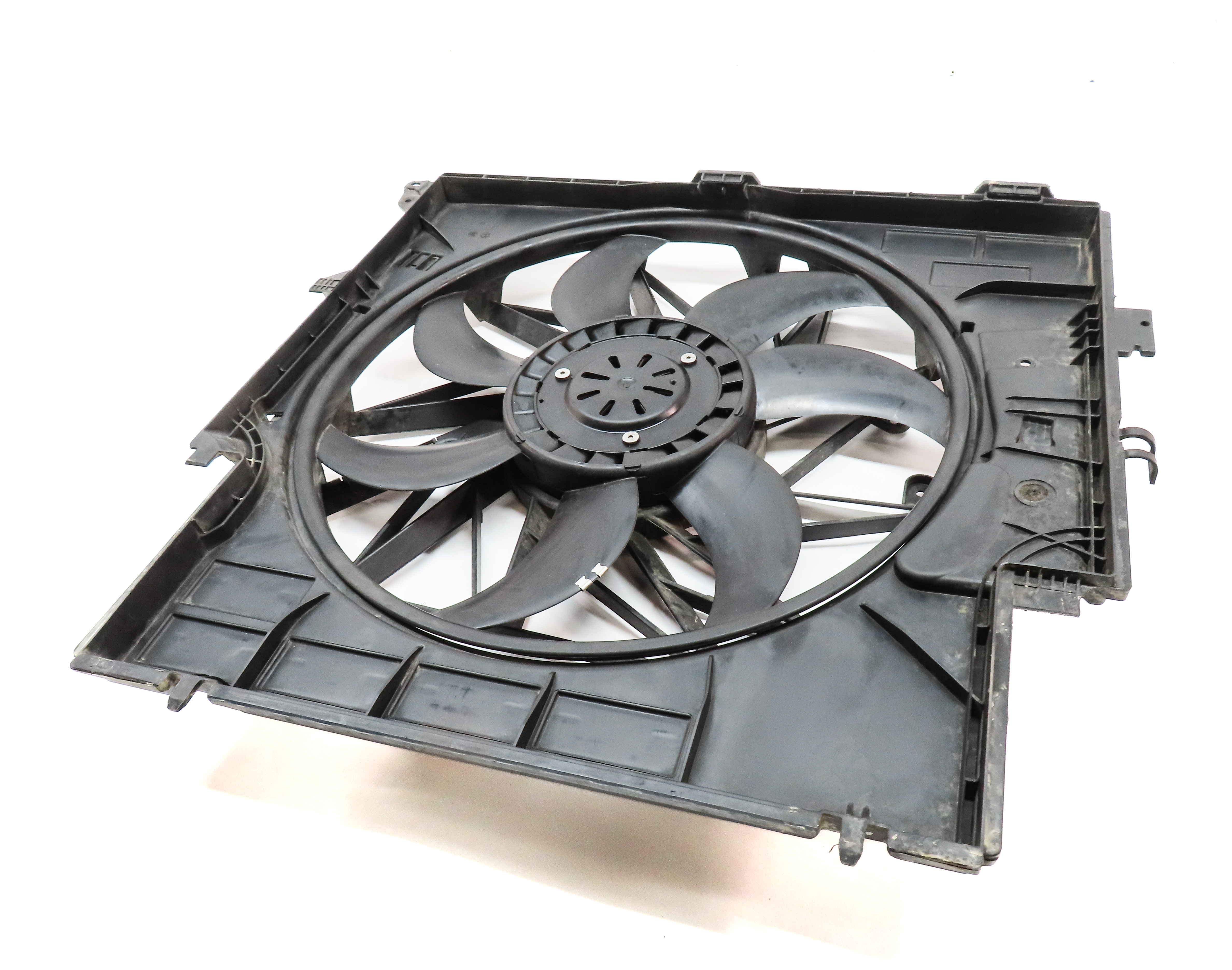 13-18 BMW X3 X4 (F25 F26) 2.0L N20 TURBO ENGINE RADIATOR COOLING FAN w/ SHROUD — exact item pictured